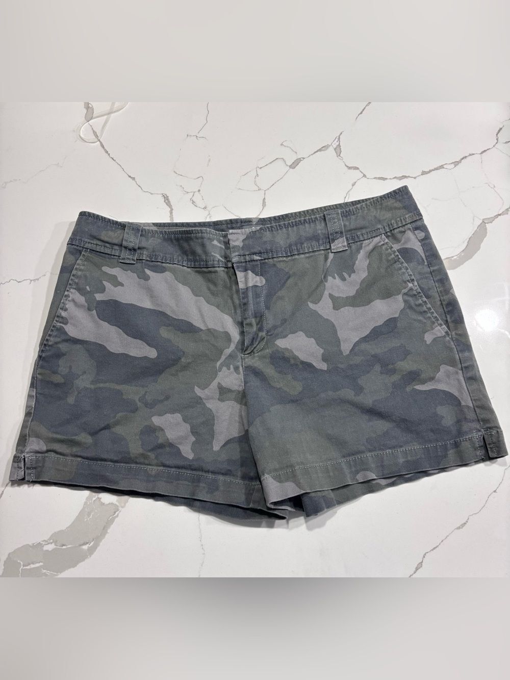 New York & Company Soho Jeans Gray Green Camo Casual Shorts Women’s 8 Y2K Chino